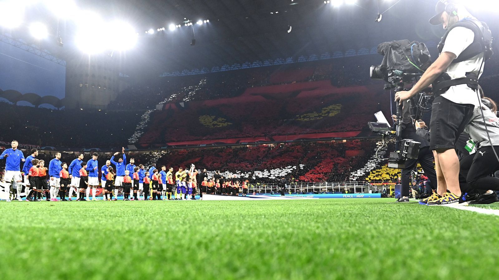 
                <strong>Stadtderby in der Champions League: AC Mailand vs. Inter Mailand</strong><br>
                Die Teufelsfratze macht schon ordentlich Eindruck.
              