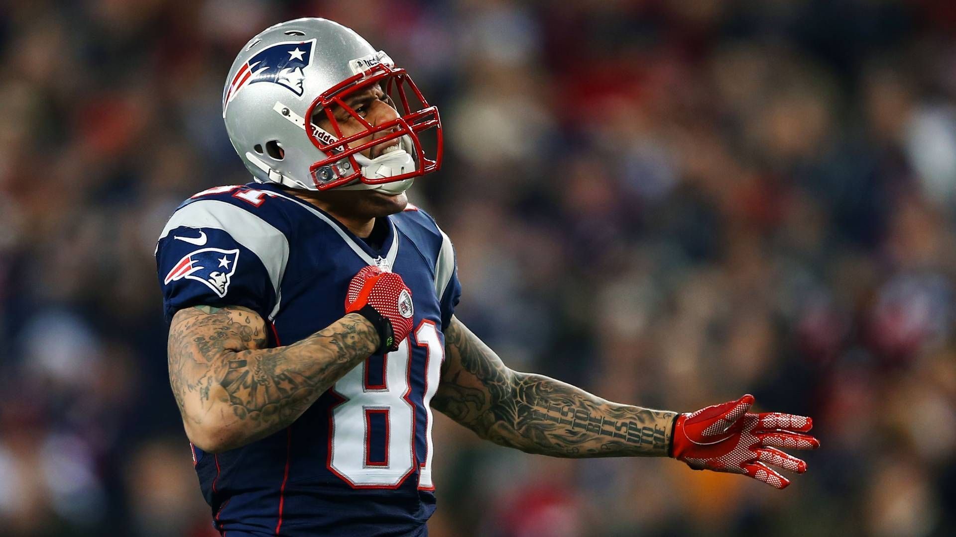 
                <strong>Aaron Hernandez</strong><br>
                Die tragische Geschichte von Aaron Hernandez dürfte den meisten NFL-Fans bekannt sein. Der Tight End der New England Patriots wurde 2015 wegen Mordes zu lebenslanger Haft verurteilt und nahm sich zwei Jahre später in seiner Gefängniszelle das Leben. Bereits während seiner College-Zeit war Hernandez verhaltensauffällig und stand in Florida mehrfach kurz vor dem Rauswurf. Sportlich wusste er jedoch zu überzeugen und galt für den Draft 2010 als einer der besten Tight Ends seiner Klasse, die meisten Experten sahen in ihm einen Zweitrundenpick. Aufgrund seiner Vorgeschichte mit Drogen und Zweifeln an seinem Charakter nahmen zahlreiche Teams Hernandez bereits vor dem Draft gänzlich von ihrem Board. Schließlich wählten ihn die Patriots in der vierten Runde aus, nachdem sie einen Tag zuvor bereits Tight End Rob Gronkowski gepickt hatten.
              