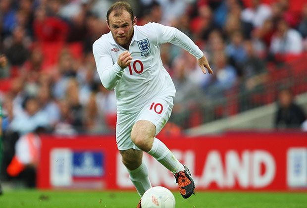
                <strong>2009</strong><br>
                Die neue Nummer 10 in der England-Elf. Rooney ist längst zum Stürmer von Weltklasse-Format gereift, erhält auch international die entsprechende Anerkennung.
              