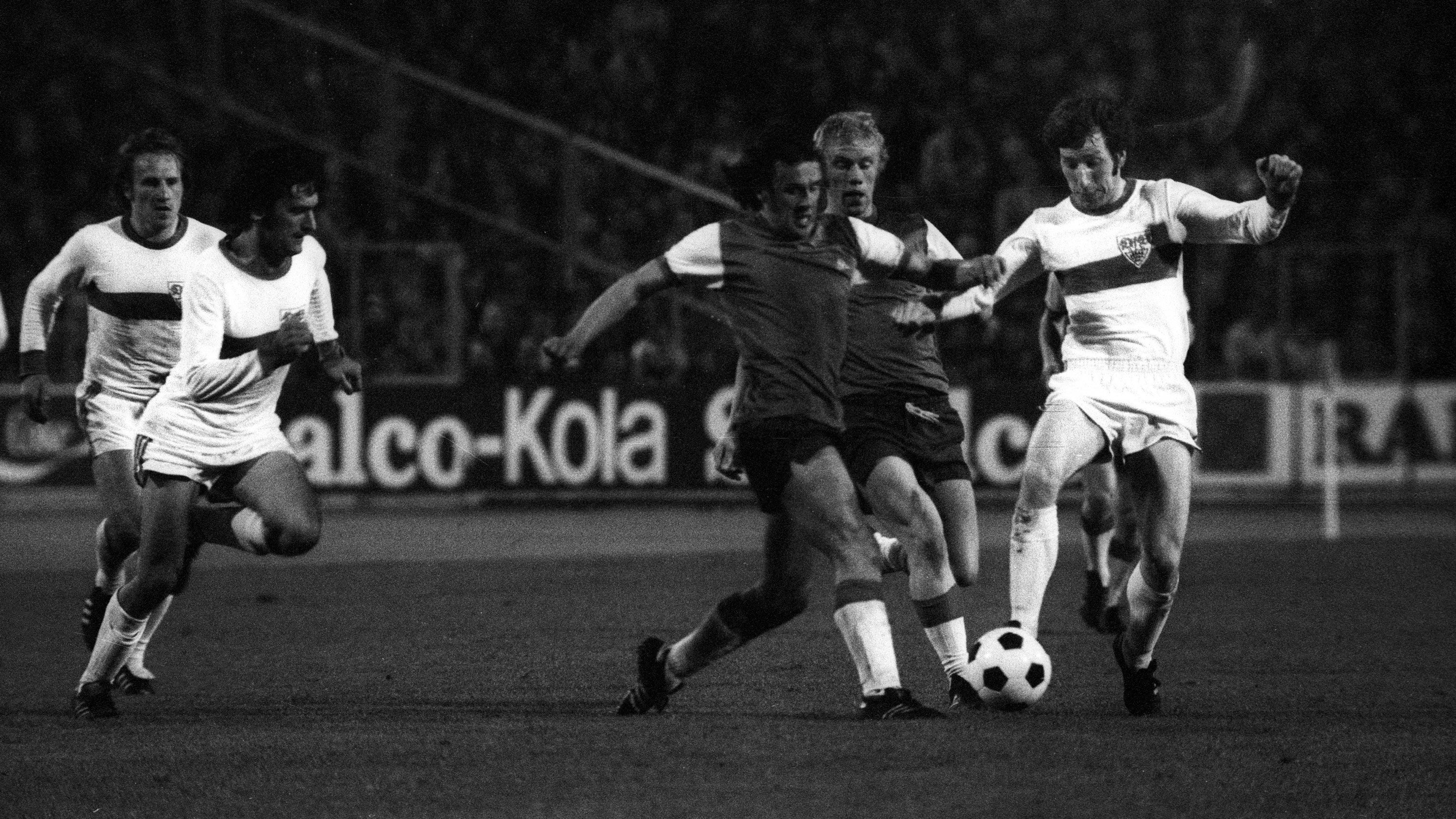 
                <strong>Saison 1973/74</strong><br>
                Lokomotive Leipzig zog als erster DDR-Vertreter in die Vorschlussrunde des UEFA-Cups ein, musste sich allerdings Tottenham Hotspur beugen. Auch für den VfB Stuttgart war kurz vor dem Finale Schluss. Im Duell mit Feyenoord Rotterdam, dem späteren Sieger, hatten die Schwaben das Nachsehen.
              