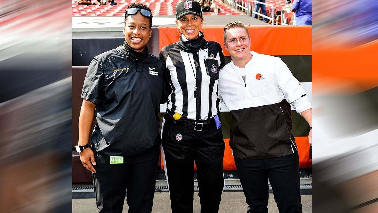 
                <strong>Jennifer King (Washington Football Team)</strong><br>
                Jennifer King (im Bild links) coacht erstmals eine komplette Saison als Trainerin in der NFL. Als "Coaching Intern" arbeitet sie vor allem im Offense-Bereich und legt ihren Fokus speziell auf die Running Backs im Team. Mit Geschichte schreiben kennt sie sich aus. Sie ist die erste schwarze Trainerin und nahm in Woche 3 am ersten Regular-Season-Spiel der NFL teil, bei dem auf beiden Seiten eine Frau zum Trainerstab gehörte, sowie eine weibliche Schiedsrichterin eingesetzt wurde (im Bild Referee Sarah Thomas und Callie Brownson von den Browns). In der Nacht auf Sonntag trifft sie mit dem Washington Football Team auf die Tampa Bay Buccaneers (ab 1.55 Uhr live auf ProSieben und ran.de).
              