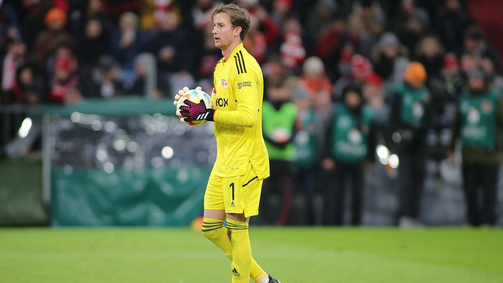 
                <strong>Frederik Rönnow (Union Berlin)</strong><br>
                Der Union-Keeper ist in der Allianz Arena noch der Beste bei den Gästen. Frederik Rönnow rettet schon vor der Pause mehrere Male gut gegen Musiala und Müller, ist aber bei den Gegentoren chancenlos. Kurz nach der Pause verhindert er zudem im Eins gegen Eins mit Davies das zwischenzeitliche 0:4, ebenso mit zahlreichen, weiteren Paraden. Ohne den Dänen wäre Union in ein Debakel geschlittert. ran-Note: 2
              