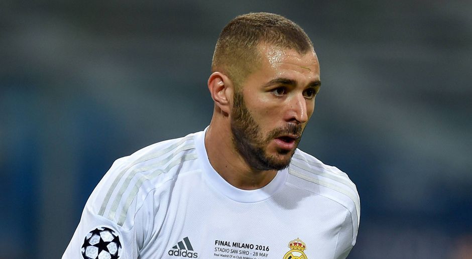 
                <strong>Karim Benzema (Real Madrid)</strong><br>
                Karim Benzema (Real Madrid): Bleibt anfangs unauffällig und sticht eher durch seine regelmäßigen Ballverluste hervor. Dennoch kämpft sich der Franzose in die Partie hinein und versucht immer wieder, sich den Ball aus der eigenen Spielhälfte zu holen. In der 70. Minute vergibt er seine große Chance auf das 2:0 und muss danach für Lucas Vazquez Platz machen. ran-Note: 3-
              