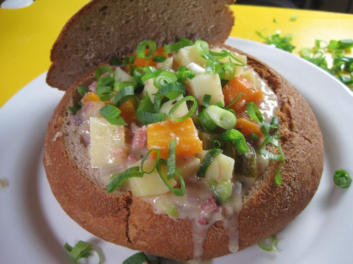 Presskopf-Eintopf im Brotlaib