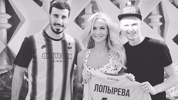 
                <strong>Das Gesicht der WM 2018: Victoria Lopyreva</strong><br>
                Auch den ein oder anderen Spieler ihrer Mannschaft kennt Victoria Lopyreva. Bis zur WM 2018 wird Lopyreva mit Sicherheit noch ein paar mehr Spieler kennenlernen.
              