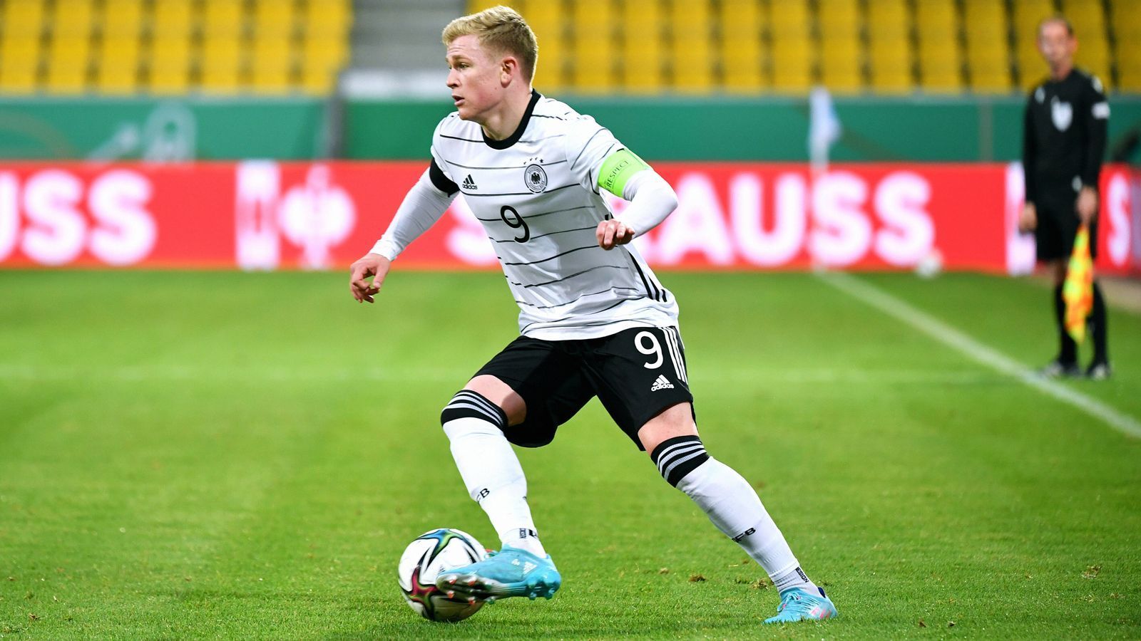 
                <strong>Jonathan Burkardt (1. FSV Mainz 05)</strong><br>
                Der Kapitän der deutschen U21-Nationalmannschaft dürfte für den Bundestrainer sicherlich auch eine Option für die Stürmer-Position beim A-Team sein. Jonathan Burkardt ist wohl mit am ehesten ein klassischer Mittelstürmer und zeichnet sich vor allem durch seine Torgefahr aus. Er weiß, wo ein Stürmer zu stehen hat, ist in dieser Saison aber noch ohne Bundesligator. Auf sein Debüt für die A-Nationalmannschaft wartet der 22-Jährige noch. 
              