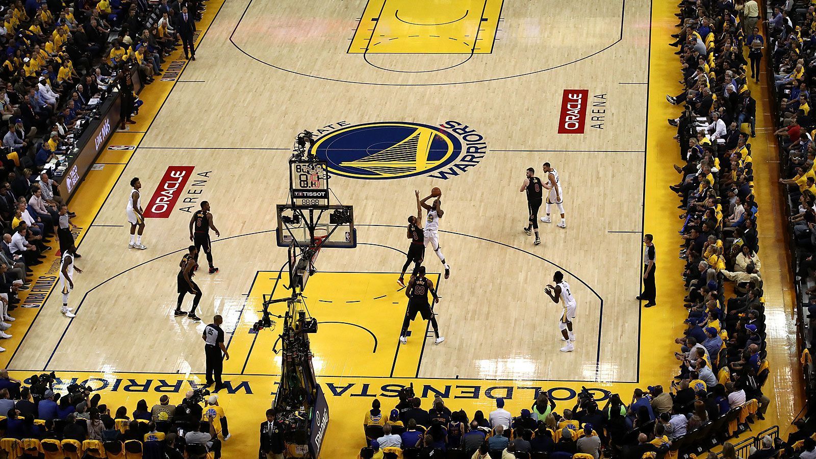 
                <strong>Warriors ziehen nach der Saison nach San Francisco</strong><br>
                Abgesehen von einer kurzen Unterbrechung tragen die Warriors seit 1966 ihre Heimspiele in der Oracle Arena in Oakland aus. Doch ab der kommenden Saison wird das neu gebaute Chase Center in San Francisco zur sportlichen Heimat des Teams, das vor der Umbenennung 1971 als San Francisco Warriors firmierte.
              