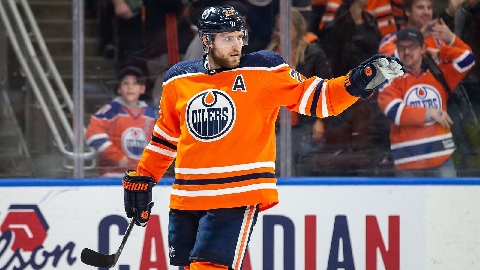 
                <strong>Draisaitl und die MVP-Kandidaten</strong><br>
                Gerade durch die Zeit, in der McDavid verletzt fehlte, hat Draisaitl enorm an Zuspruch im Rennen um die Auszeichnung zum MVP gewonnen. Er hat gezeigt, dass er sein Team tragen kann, dass er nicht nur Profiteur von McDavid ist. Hinzu kommt: Mit 10 Game Winning Goals hat kein Spieler mehr Partien für sein Team entschieden als Draisaitl. Und gerade die Kritik wegen seiner +/-Bilanz, die zwischenzeitlich bei -16 und damit weit hinten im Liga-Ranking lag, ist mittlerweile nur noch bei -4.(Die Plus-Minus-Bilanz errechnet sich durch Tore und Gegentore, bei denen ein Spieler auf dem Eis steht. Für jedes Tor gibt es ein +1, für jedes Gegentor ein -1. Eine Ausnahme sind Tore in Überzahl bzw. Gegentore in Unterzahl, die ergeben keinen Plus- bzw. Minuswert.)
              