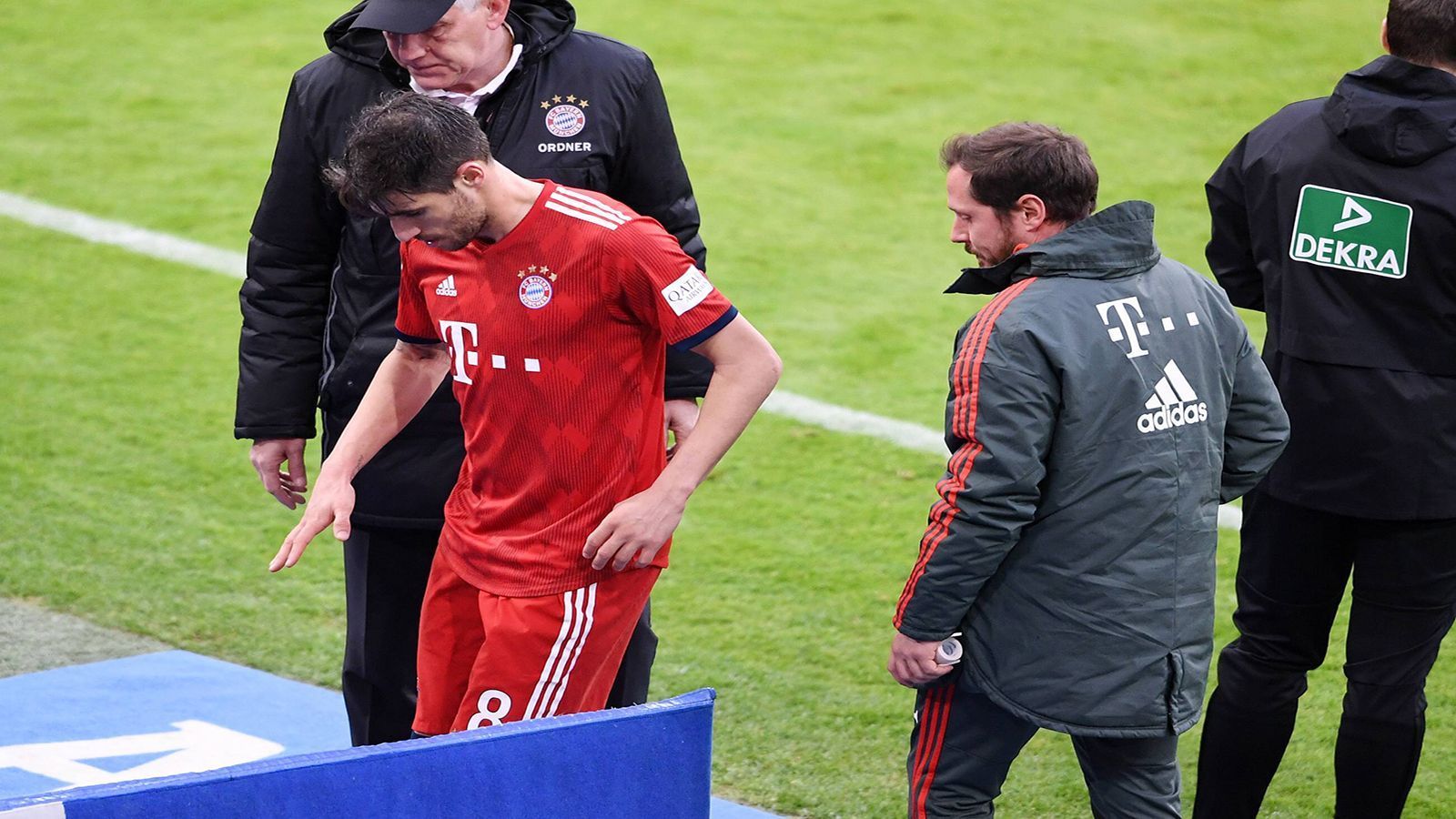 
                <strong>Transferstrategie des FC Bayern: Javi Martinez</strong><br>
                Javi Martínez ist ein weiterer Kandidat, der den Verein im Sommer verlassen könnte. Der erfahrene Defensivallrounder kommt unter Flick nicht wirklich zum Zug, kämpfte zuletzt aber auch mit einer Muskelverletzung. Der Spanier darf sich, dem Bericht zufolge, einen neuen Verein suchen, auch wenn sein Kontrakt noch Gültigkeit bis 2021 besitzt.
              