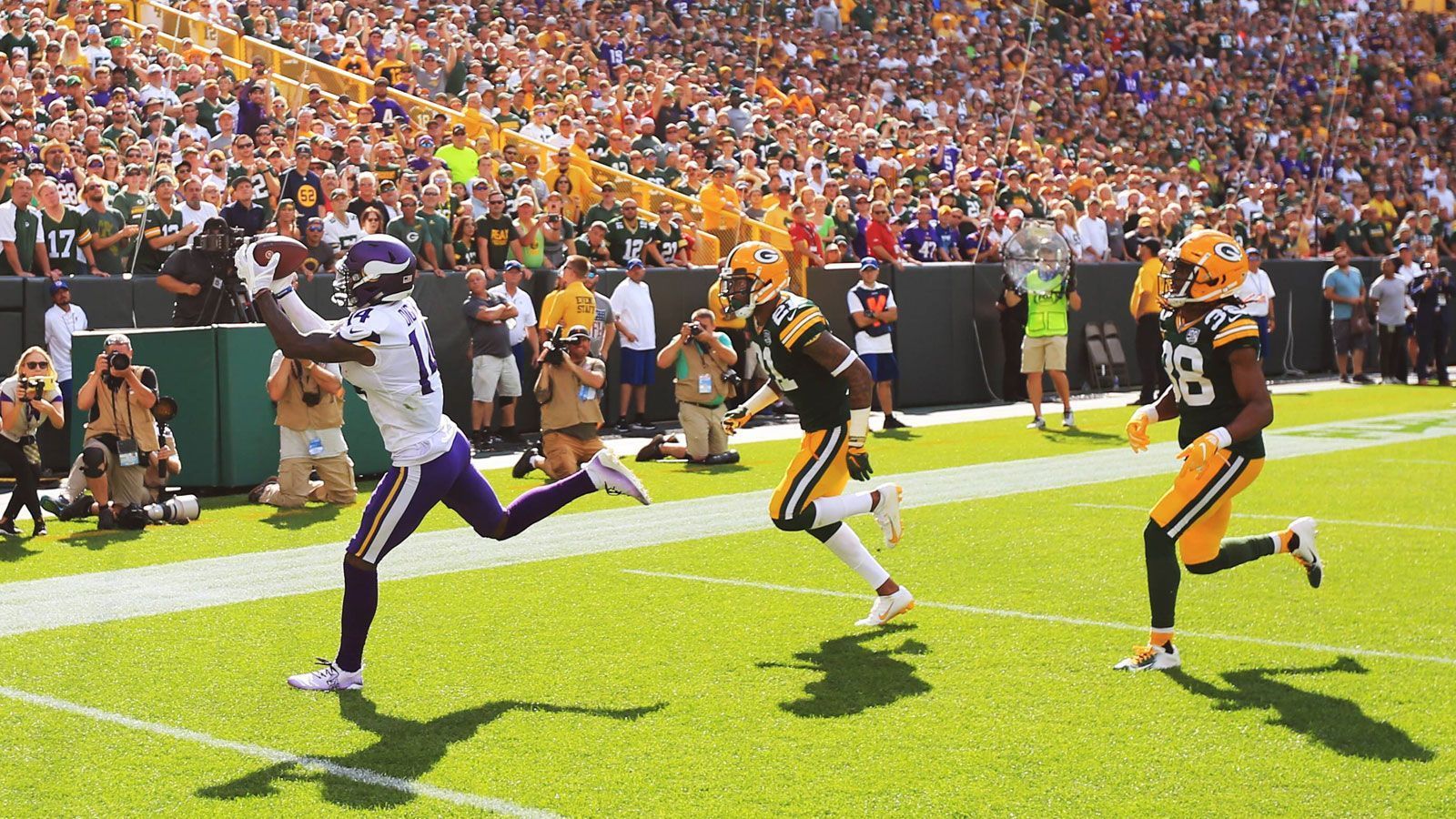 
                <strong>Wide Receiver: Stefon Diggs (26 Punkte)</strong><br>
                Er hat einen großen Anteil am Comeback der Vikings bei den Packers. Stefon Diggs sorgte für zwei Touchdowns, fing Bälle für insgesamt 128 Yards und war bei einer wichtigen Two-Point-Coversion zur Stelle. Im Fantasy Manager wurde das Aufstellen von Diggs mit 26 Punkten belohnt. 
              
