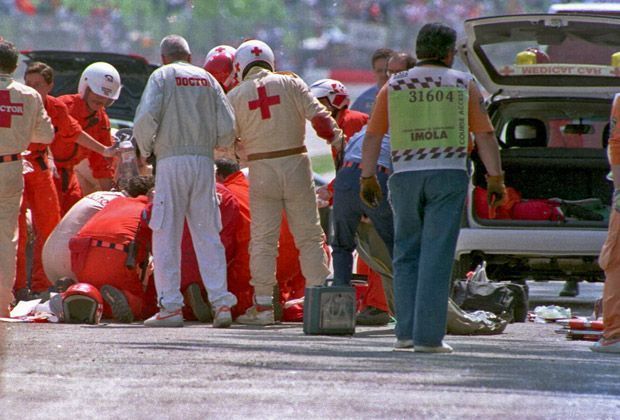 
                <strong>Der Tod des Ayrton Senna</strong><br>
                Am 1. Mai 1994 verunglückt der Rennprofi mit nur 34 Jahren während des Rennens in Imola. Alle Wiederbelebungsversuche schlagen fehl, Ayrton Senna stirbt etwa vier Stunden später in der Maggiore-Klinik von Bologna. 
              