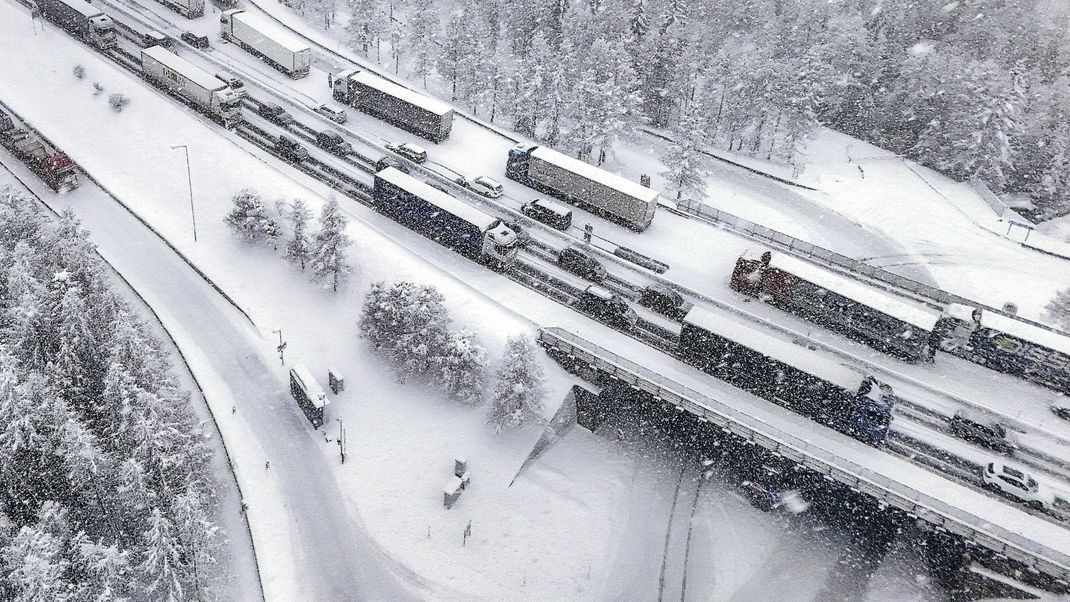 Nach massiven Schneefällen ist die österreichische Brennerautobahn Richtung Italien komplett gesperrt worden.