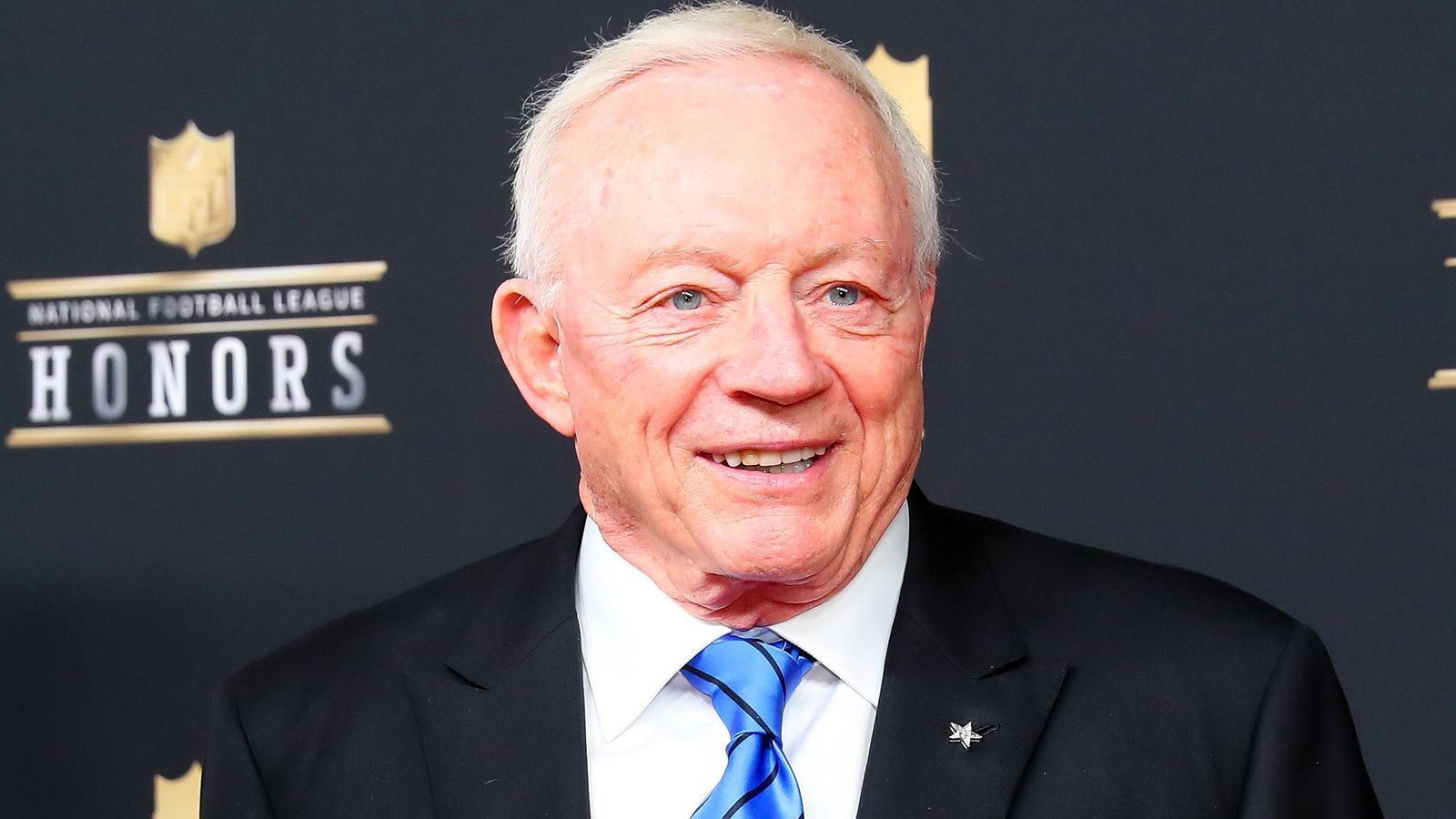 
                <strong>313 Millionen Dollar</strong><br>
                "Er hat ein großes Herz", sagte Cowboys-Besitzer Jerry Jones, der in dieser Offseason tief in die Tasche greift, über Elliott: "Jetzt hat er auch eine dicke Geldbörse." 313 Millionen Dollar sind alleine die vier Verträge wert, 185 Millionen davon sind laut spotrac garantiert. Die Intention ist klar, die Cowboys sind im Fenster, haben ohne Frage ein schlagkräftiges Team, um die Durststrecke beenden zu können. 
              