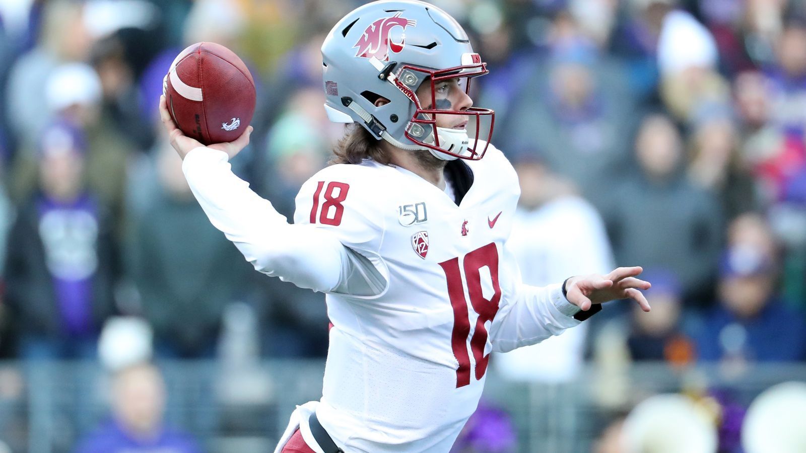 
                <strong>Anthony Gordon (Quarterback, Washington State Cougars)</strong><br>
                Wer bei den Washington State Cougars unter Head Coach Mike Leach spielt, der legt starke Zahlen auf. So auch Anthony Gordon: 5.579 Passing Yards, 48 Touchdowns und eine Quote von knapp 72 Prozent angebrachter Pässe stehen 16 Interceptions gegenüber. Was zunächst spektakulär klingt, muss selbstverständlich in den richtigen Kontext eingeordnet werden. Leach lässt bei den Cougars seit Jahren eine extrem passlastige Offense spielen. Darunter fallen auch viele Screen-Pässe und sonstige sichere Würfe, welche Yards nach dem Catch bringen. Dementsprechend ist bei Gordons Statistiken Vorsicht geboten. Nichtsdestotrotz besticht der Quarterback mit einer guten Präsenz in der Pocket und erfüllt auch athletisch die Ansprüche eines modernen NFL-Quarterbacks. Gordon glänzt dank des passlastigen Spielsystems in Washington State mit einer hohen Spielintelligenz und kann mit dem richtigen Coaching auch in der NFL für Furore sagen.
              