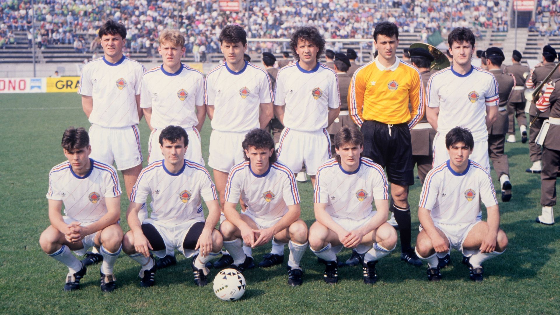 
                <strong>1990 - Davor Suker (Jugoslawien, stehend ganz rechts)</strong><br>
                &#x2022; <strong>Anzahl der A-Länderspiele:</strong> 2 (für Jugoslawien) und 69 (für Kroatien)<br>&#x2022; <strong>spätere Erfolge: </strong>WM-Dritter 1998 mit Kroatien<br>
              