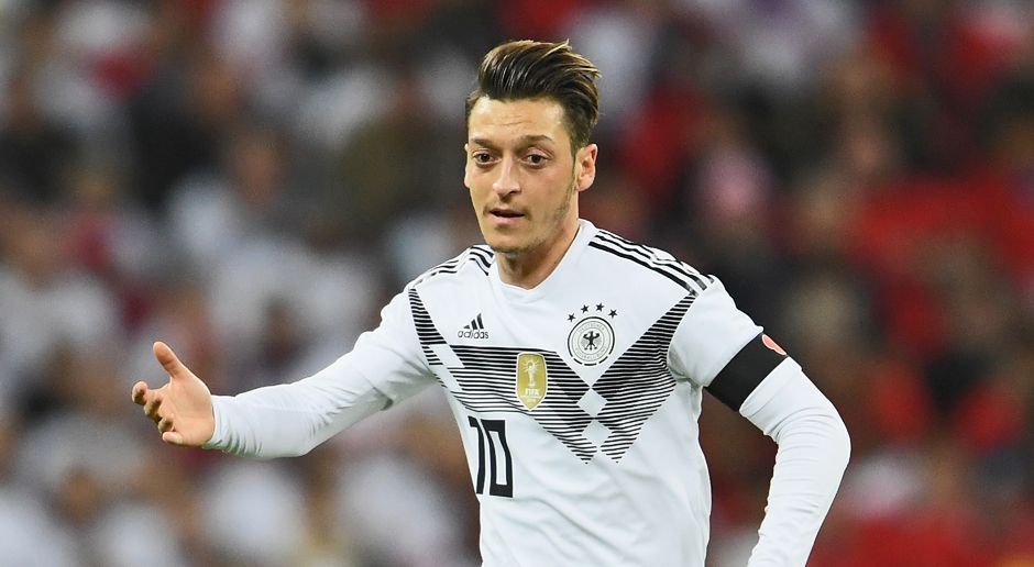 
                <strong>Mesut Özil</strong><br>
                Musste sich mit der ungewohnten Rolle neben Gündogan auch defensiv einbringen, was sichtbar nicht zu seinen Lieblingsaufgaben gehörte. Offensiv immer wieder mit tollen Anspielen, ließ aber die Hintermannschaft zu oft im Stich. Leitete dafür mit einem Pass in die Tiefe eine Dreierchance von Werner, Sane und Draxler ein, doch alle vergaben (22.). Rückte nach Draxlers Auswechslung in die Offensivreihe. ran-Note: 4
              