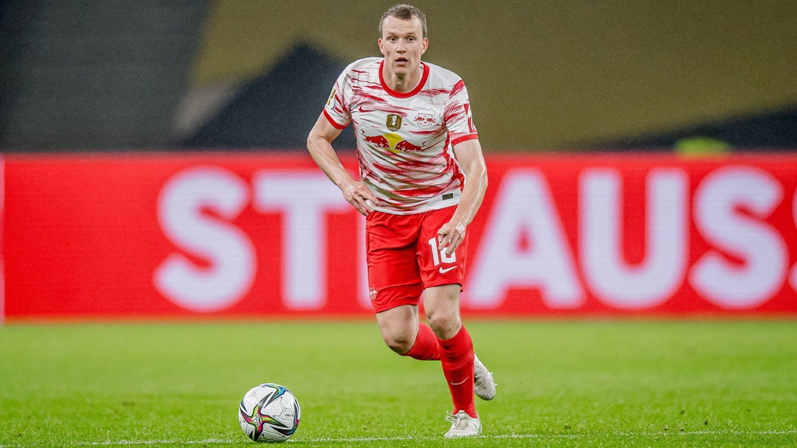 
                <strong>Platz 3 (geteilt): Lukas Klostermann (RB Leipzig)</strong><br>
                Bei Lukas Klostermann handelt es sich bei der Abwertung um eine Mischung aus Verletzungspech und fehlenden Leistungen. War RB während seiner Verletzungspause ein defensives Bollwerk, bröckelte jenes Bollwerk mit der Rückkehr von Lukas Klostermann in der Rückrunde. Sein Marktwert fällt um fünf Millionen auf 27 Millionen.
              