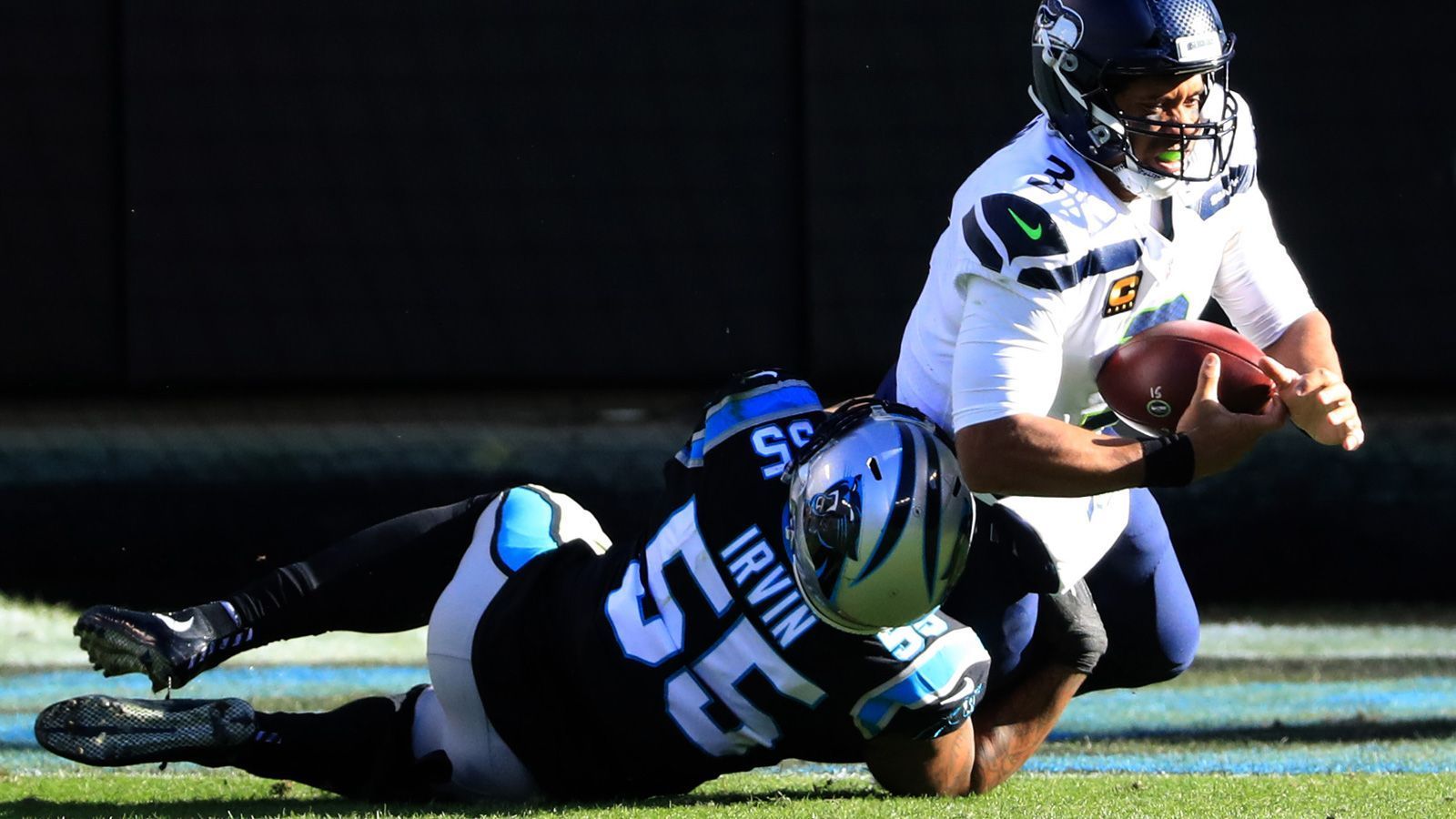
                <strong>Bruce Irvin (Seattle Seahawks)</strong><br>
                Bei den Seattle Seahawks hat es Bruce Irvin (hier noch im Trikot der Carolina Panthers) erwischt. Der Routinier riss sich in der Partie gegen die New England Patriots das vordere Kreuzband. Damit fällt auch der Linebacker bis zum Saisonende aus.
              