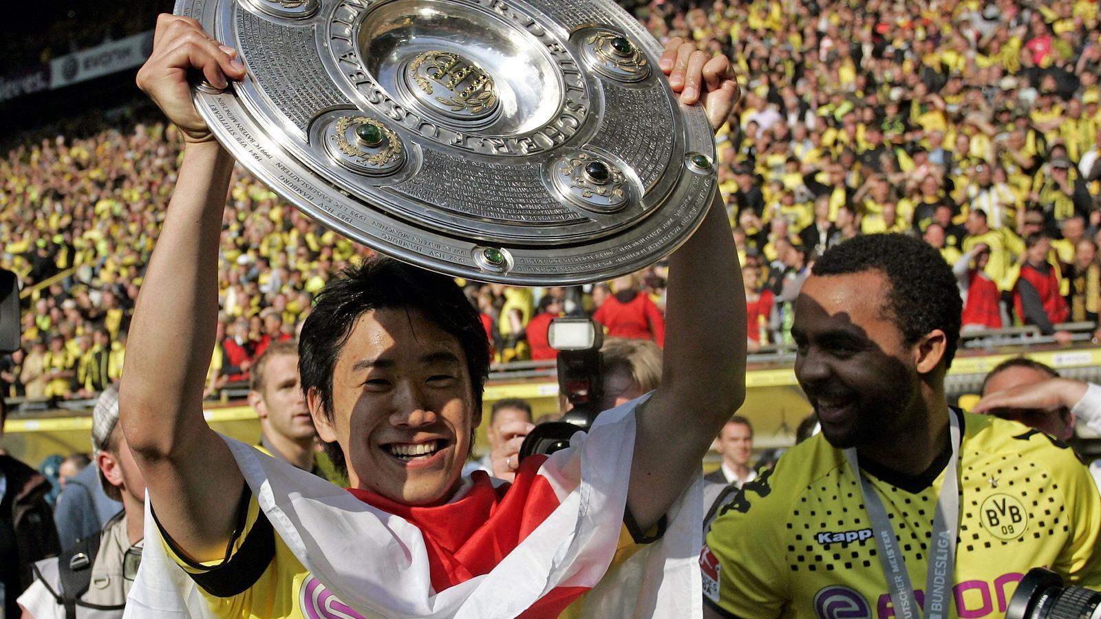 
                <strong>Shinji Kagawa</strong><br>
                Neben Götze war definitiv der Japaner Shinji Kagawa Dortmunds Shootingstar in der Saison 2010/11. Der Offensivmann kam im Sommer 2010 als No-Name aus der Heimat zum BVB und verzückte die Bundesliga auf Anhieb mit acht Toren in der ersten Saison. Nach der Titelverteidigung wechselte Kagawa 2012 zu Manchester United, konnte sich dort aber nicht so recht behaupten. Er kehrte daher schon zwei Jahre später zurück nach Dortmund, aber hatte auch dort Probleme, an die Leistungen seiner ersten BVB-Ära anzuknüpfen. Mittlerweile spielt der 32-Jährige in Griechenland bei PAOK Saloniki.
              