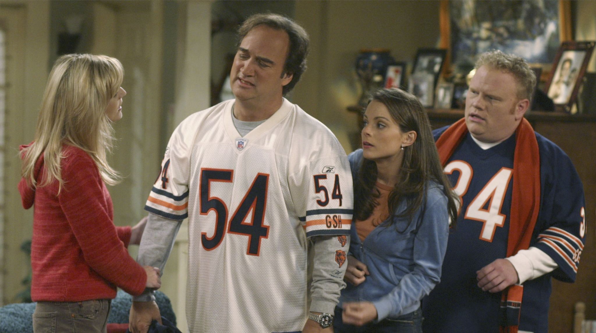 
                <strong>Chicago Bears - James „Jim“ Orenthal ("Immer wieder Jim")</strong><br>
                Ein ähnlich großer Fan der Bears ist auch James "Jim" Orenthal in der Sitcom "Immer wieder Jim". Schauspieler und Hauptdarsteller James Belushi ist dabei in gleich mehreren Folgen mit einem Chicago-Trikot zu sehen. Dabei gilt vor allem Brian Urlacher als sein Lieblingsspieler. Im Laufe der Serie hatten sowohl Urlacher als auch Bears-Legende Mike Ditka Gastauftritte. Zudem betont Jim nur allzu gerne, wie sehr er doch die Green Bay Packers hasst. Auch von den anderen Sportteams in Chicago - den Blackhawks, Bulls und Cubs - ist er ein großer Fan. Das Sandwich der Chicago Bears: https://www.youtube.com/watch?v=udvgK_S99QY
              