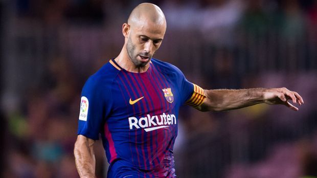
                <strong>Javier Mascherano</strong><br>
                Lässt sich von Reals cleverem Angriffsspiel immer wieder aus der Dreierkette locken und bringt damit Barcas Defensivkonzept durcheinander. Macht nach der Umstellung auf eine Viererkette einen besseren Eindruck. Trotzdem ein schwaches Spiel des Argentiniers. ran-Note: 5
              