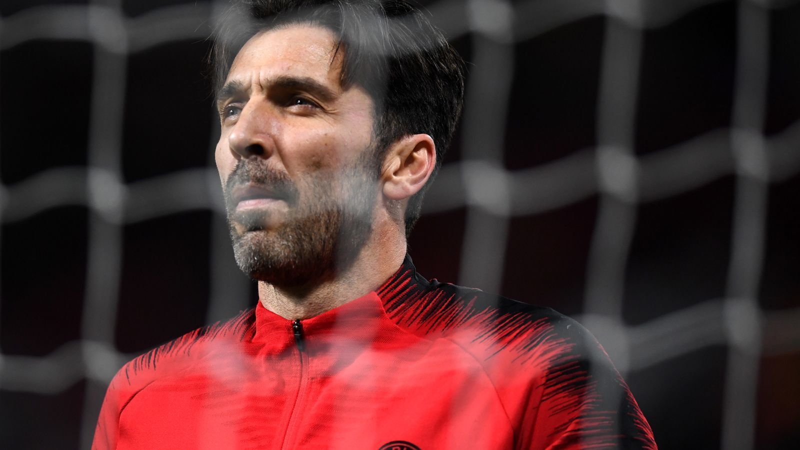 
                <strong>Gianluigi Buffon (Vereinslos)</strong><br>
                Paris Saint-Germain und Altmeister Gianluigi Buffon gehen ab 30. Juni getrennte Wege. Wie die Pariser über Twitter bekanntgaben, wird der auslaufende Vertrag mit dem 41-jährigen Torhüter nicht verlängert. PSG schrieb dazu: "Danke für alles, Gigi. Paris bedankt sich dafür, dass Gianluigi Buffon das rot-blaue Trikot getragen hat." Der italienische Rekordnationalspieler wechselte 2018 nach insgesamt 17 Jahren bei Juventus Turin ablösefrei an die Seine. Ob Buffon damit seine Karriere beenden wird, ist noch nicht bekannt.
              