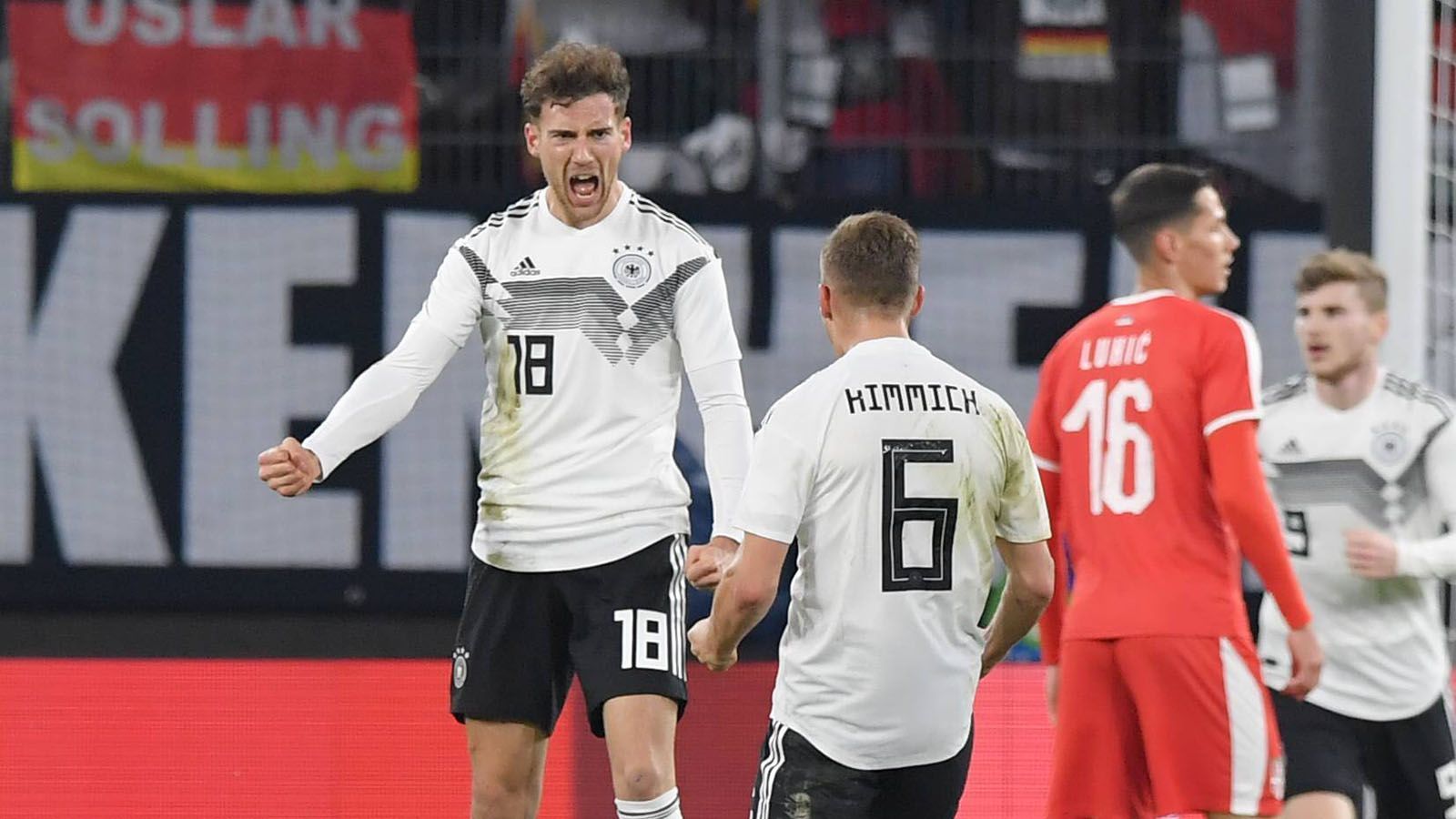 
                <strong>Leon Goretzka </strong><br>
                Goretzka kam nach 56 Minuten für Julian Brandt in die Partie und erzielte den verdienten Ausgleich. Überhaupt kam auch durch seine Einwechslung mehr Zug in das Offensivspiel. Er dürfte sich für einen Startelf-Einsatz gegen die Niederlande empfohlen haben. ran-Note: 2
              