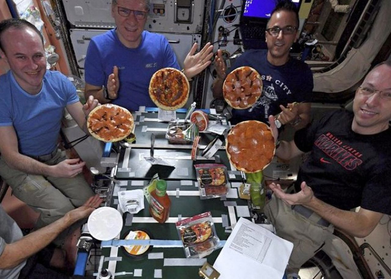 Weil der italienische Astronaut Paolo Nespoli im All Pizza so vermisste, brachte ein Raumfrachter Teig, Tomatensoße, Käse und Belag zur ISS. So backte die Crew an Bord die erste Weltraum-Pizza.