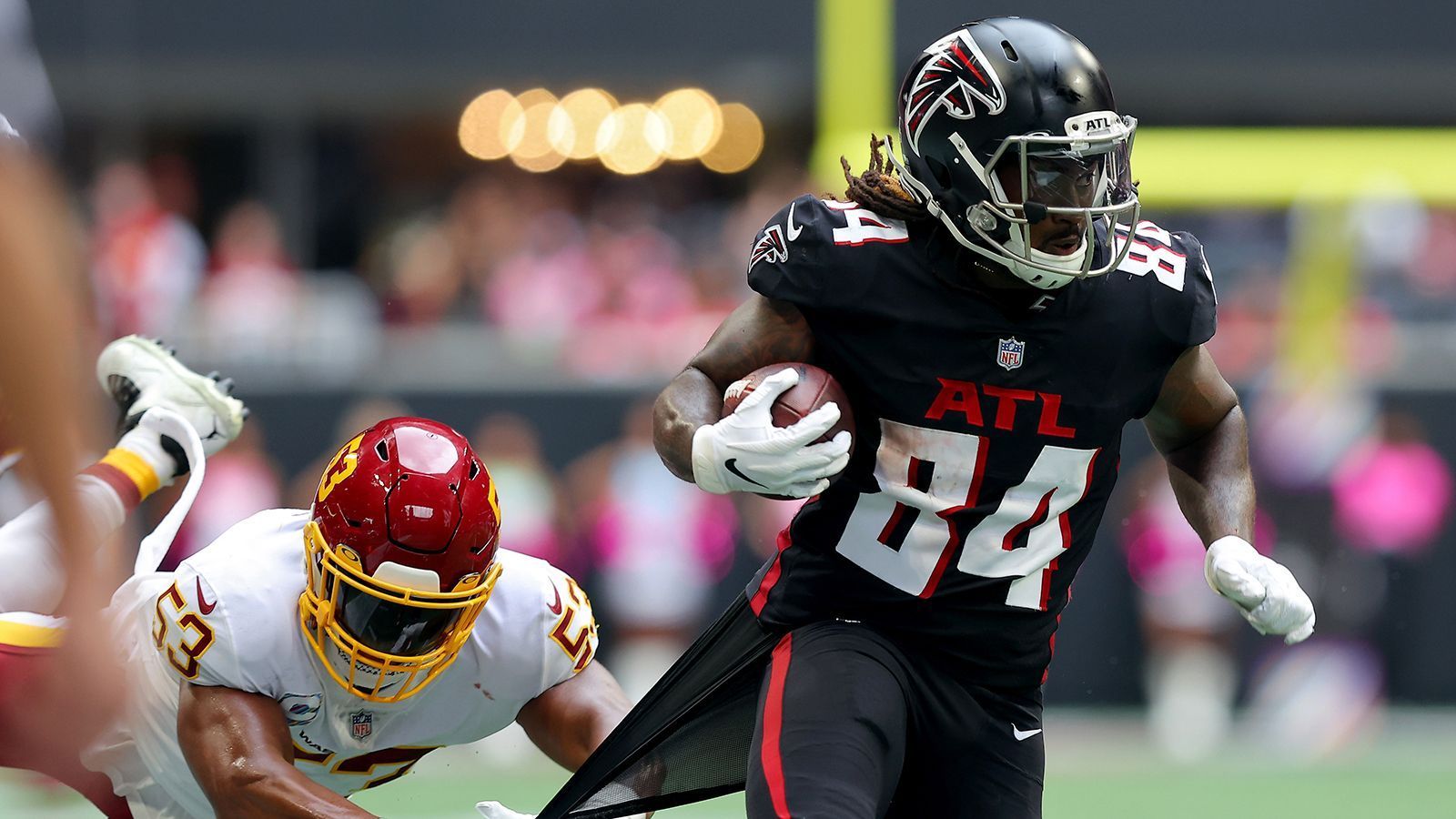 
                <strong>Cordarrelle Patterson (RB, Atlanta Falcons)</strong><br>
                Die neue Allzweckwaffe der Atlanta Falcons sorgte mit seiner Explosivität bereits für mehrere Highlight-Plays. Patterson wird von den Falcons sowohl als Running Back als auch als Receiver eingesetzt. Insgesamt sammelte der 354 Yards from Scrimmage und fünf Touchdowns. In einer behäbigen Falcons-Offense ist er der Dreh- und Angelpunkt, wenn das Team aus Atlanta ein Big Play benötigt.Die Falcons gegen die New York Jets live, ab 14:55 Uhr auf ProSieben und ran.de
              