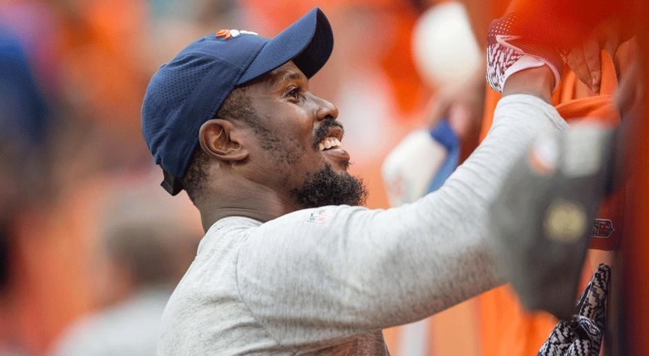 
                <strong>Von Miller (Denver Broncos)</strong><br>
                Gemeinsam mit 32 Mannschaftskollegen kniete Broncos-Star Von Miller während der Hymne. "Ich und meine Teamkameraden hatten das Gefühl, dass Präsident Trumps Rede ein Angriff auf unser meistgeschätztes Recht war - die Redefreiheit. Deshalb haben wir gemeinsam entschlossen, dass wir vor diesem Spiel etwas tun mussten", erklärte Miller seine Entscheidung.
              