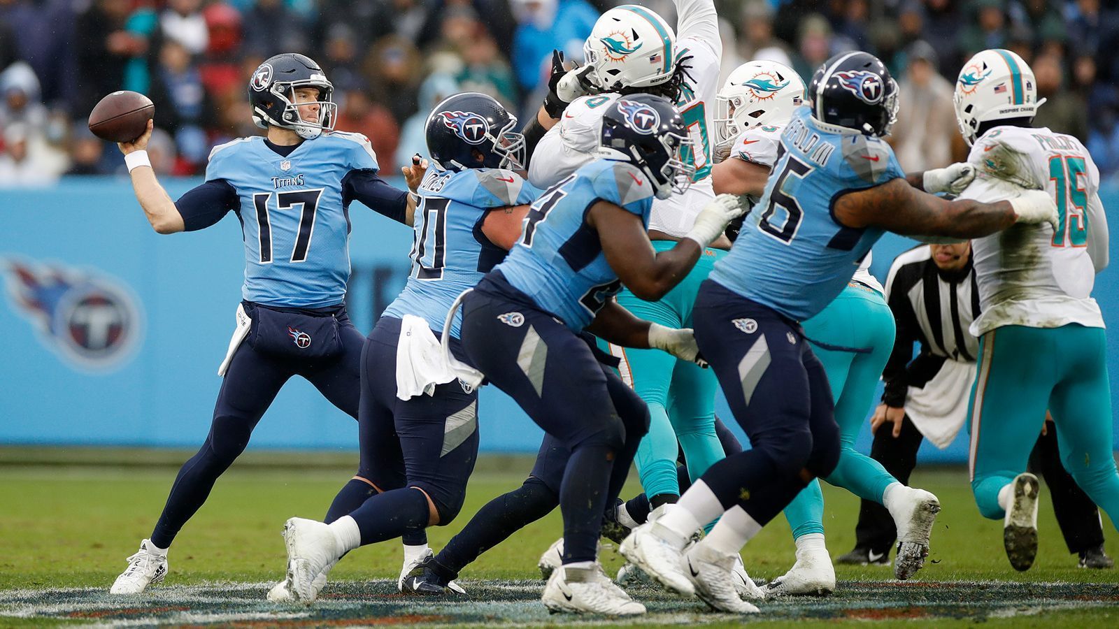 
                <strong>Platz 6: Tennessee Titans (12-5, Vorwoche: Platz 7)</strong><br>
                Trotz Nummer-Eins-Seed in der AFC steigen die Tennessee Titans nach ihrer Bye Week als Wundertüte in die Divisional Round ein. Während sich die anderen Playoff-Teilnehmer schon am vergangenen Wochenende mit ähnlich starken Gegnern messen konnten, hatten es die Titans zum Ende der Regular Season eher mit Gegnern aus dem hinteren Feld der Tabelle zu tun. Wie sehr sie ihren Anspruch auf die Krone in der AFC untermauern können, hängt auch von der Rückkehr von Derrick Henry ab. Noch ist nicht sicher, ob und in welchem Umfang der Star-Running-Back im Duell mit den Cincinnati Bengals am Samstag (ab 22:20 Uhr live auf ProSieben und im Livestream auf ran.de) mithelfen kann. Die Bengals dürfen von Quarterback Ryan Tannehill und Co. keinesfalls unterschätzt werden. 
              