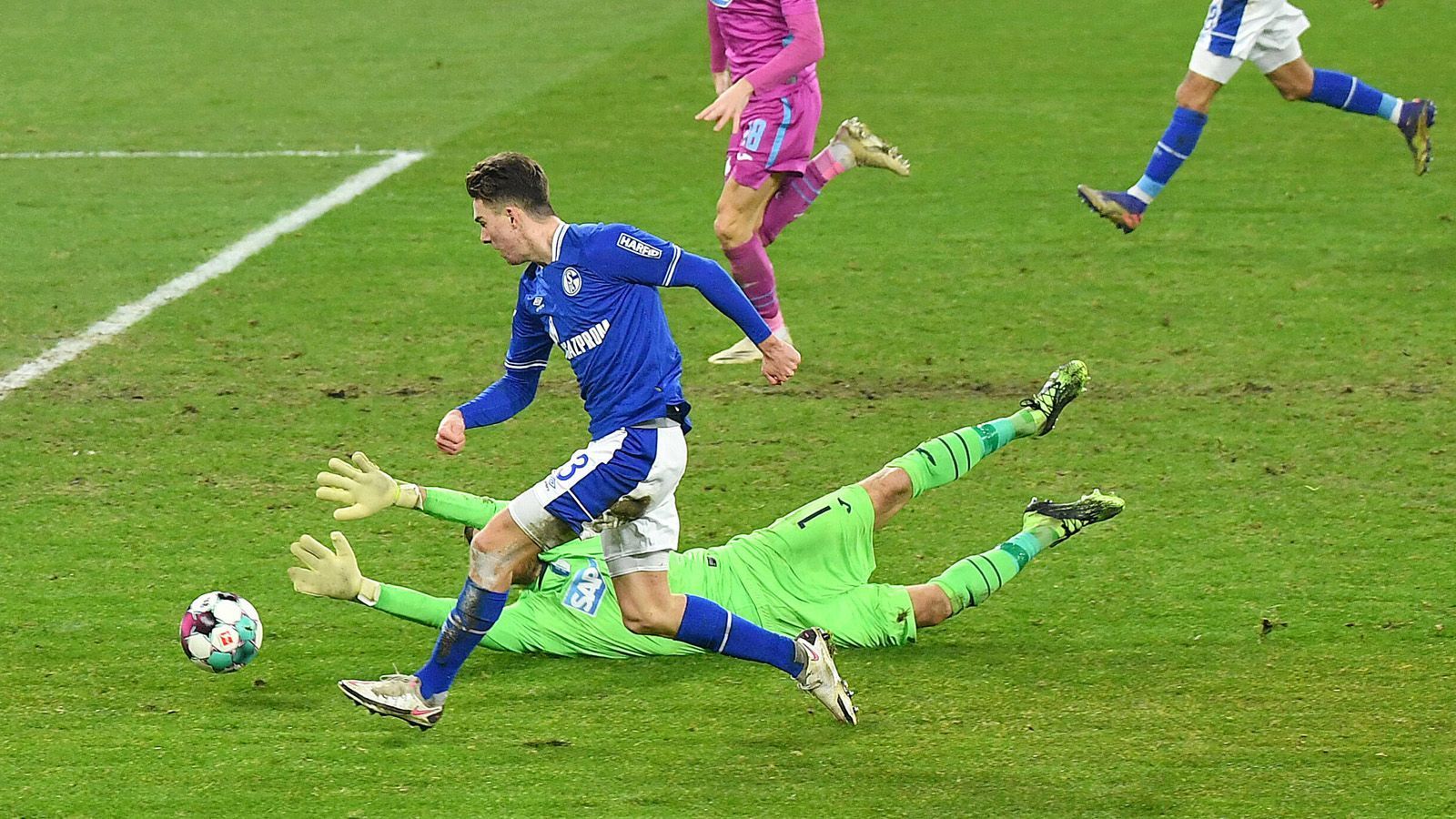 
                <strong>Die jüngsten Dreierpacker in der Bundesliga</strong><br>
                Matthew Hoppe beendete die Schalker Sieglosserie nach fast einem Jahr beinahe im Alleingang. Drei Tore schoss der US-Amerikaner beim 4:0 gegen die TSG Hoffenheim und ballerte sich damit in die Top 10 der jüngsten Dreierpacker in der Bundesliga-Geschichte. ran.de zeigt das Ranking. 
              