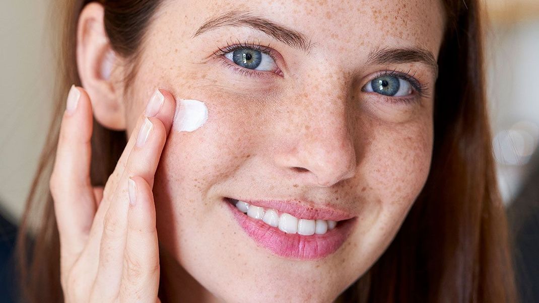 Eure Haut benötigt ausreichend Pflege - ob mit oder ohne Pigmentflecken! Wir haben die besten Tipps und Tricks.