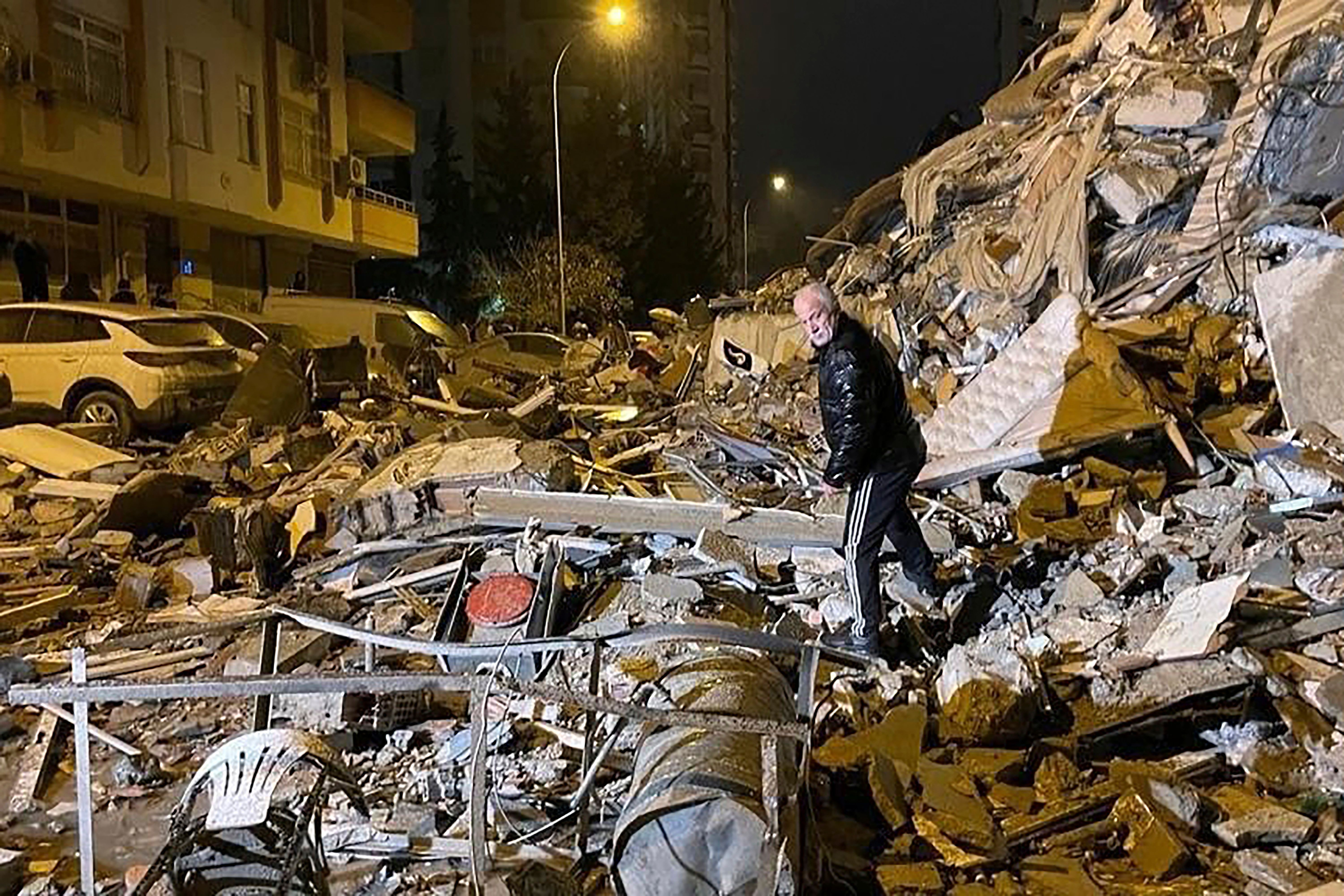 Ein Mann durchsucht eingestürzte Gebäude in Diyarbakir in der Südtürkei.
