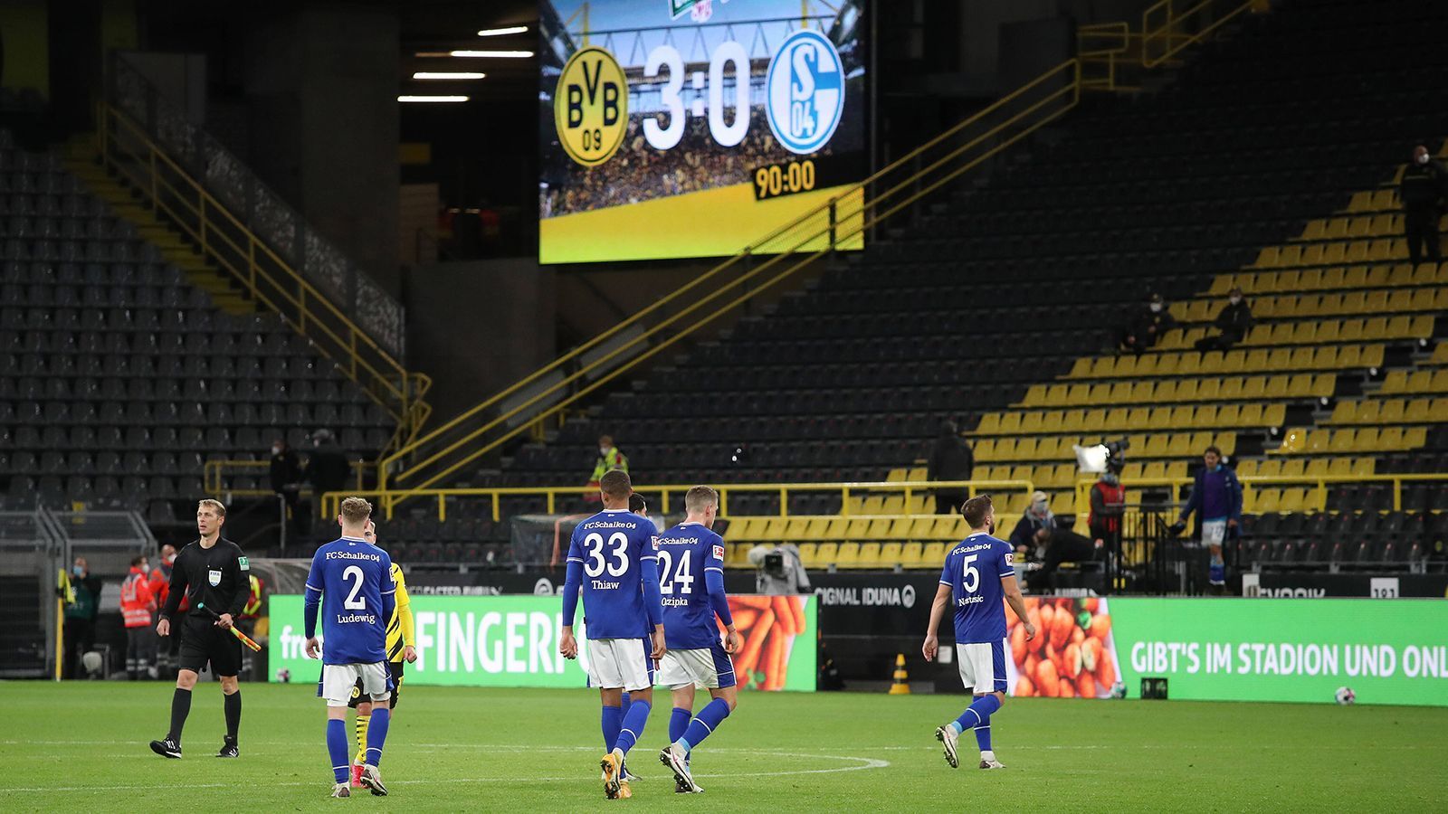 
                <strong>FC Schalke 04: Die traurige Rekord-Serie</strong><br>
                Die vielerzählte 21-Spiele-sieglos-Serie ist nur eine logische Konsequenz aus den Auftritten in diesem Jahr. Der letzte Sieg in der Bundesliga ist fast zehn Monate her. Zumindest im DFB-Pokal konnte Schalke unter der Woche mal wieder gewinnen - 4:1 gegen den Regionalligisten Schweinfurt. Aber auch in diesem Spiel zeigte S04 all seine Schwächen. Die Tore resultierten eher aus Konditionsgründen als aus spielerischer Klasse - zwischendurch lag Schalke sogar zurück. Die Unentschieden gegen Union und den VfB zuletzt waren schmeichelhaft. In beiden Spielen war der Gegner näher am Sieg. Jetzt braucht es diesen gegen Mainz, sonst ist der Scherbenhaufen in Gelsenkirchen bald unaufräumbar.
              