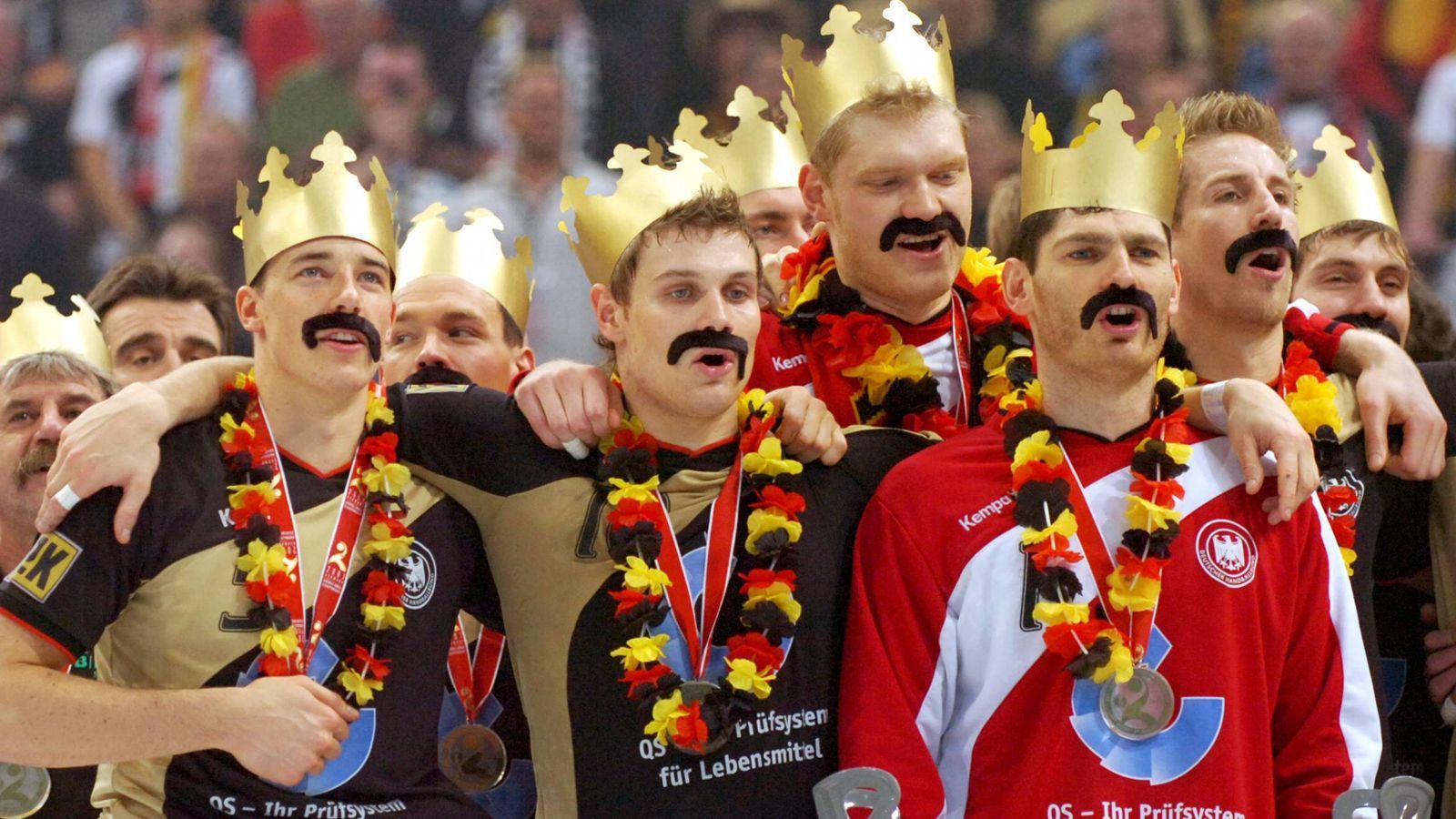
                <strong>...und ein Wintermärchen</strong><br>
                2006 gab es das Sommermärchen, wenige Monate später das Wintermärchen. Die deutschen Handballer machten es aber besser als die Fußballer und holten im eigenen Land den Titel. Unfassbar "in" damals: die Heiner-Brand-Gedächtnisbärte.
              