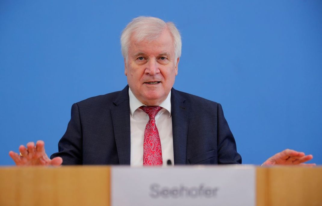 Bundesinnenminister Horst Seehofer ruderte nach Andeutungen zu einer systematischen Studie über Racial Profiling in der Polizei zurück - die Studie kommt erst einmal nicht.