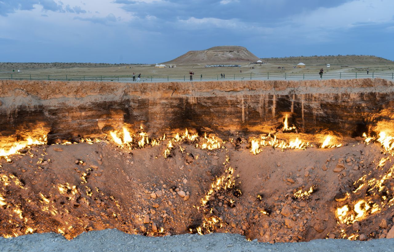 Sowjetische Geologen sollen die natürlich austretenden Gase angeblich 1971 entzündet haben. Heute ist es ein Touristenmagnet.