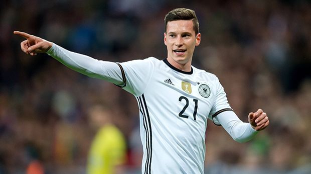 
                <strong>Julian Draxler</strong><br>
                Julian Draxler: Im ersten Durchgang traf er oft die falsche Entscheidung, blühte dafür nach dem Seitenwechsel auf. Nutzte die großen Räume, die ihm die Italiener ließen, geschickt aus. Bei guter Form ist er als Konterspieler durchaus eine Alternative. ran-Note: 2-
              