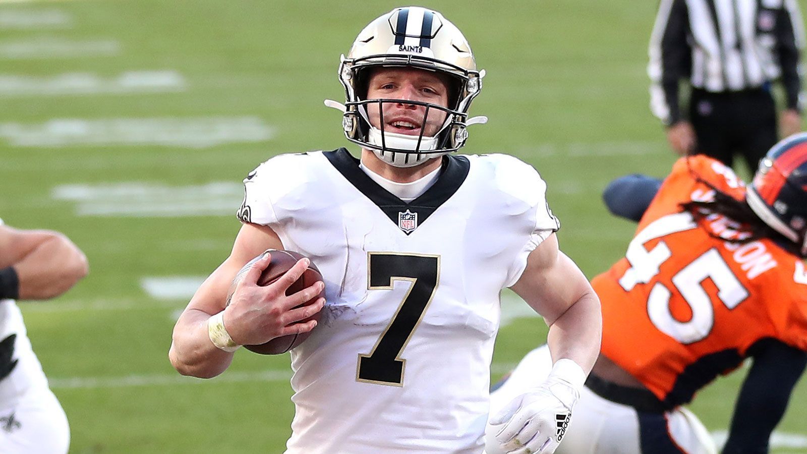 
                <strong>Taysom Hills "Verlängerung" bei den Saints</strong><br>
                Warum also der ganze Spaß um den Megavertrag zwischen Hill und den Saints? Natürlich geht es wieder nur darum, einen Teil des Cap Hit in die Zukunft abzuschieben. So wurden von seinen 12,159 Millionen US-Dollar Gehalt in der anstehenden Saison 9,686 Millionen US-Dollar als Signing Bonus festgeschrieben, womit diese Summe auf die kommenden fünf Jahre verteilt werden kann - was eben erst durch die Vertragsverlängerung möglich wurde. Damit sinkt sein Cap Hit 2021 von ursprünglich 16,159 Millionen US-Dollar auf gut 8,41 Millionen US-Dollar. Die übrigen knapp 7,749 Millionen US-Dollar verblieben 2022 als Dead Cap, sollten Hill und die Saints ihre Zusammenarbeit dann nicht doch mit einem neuen Vertrag verlängern.
              