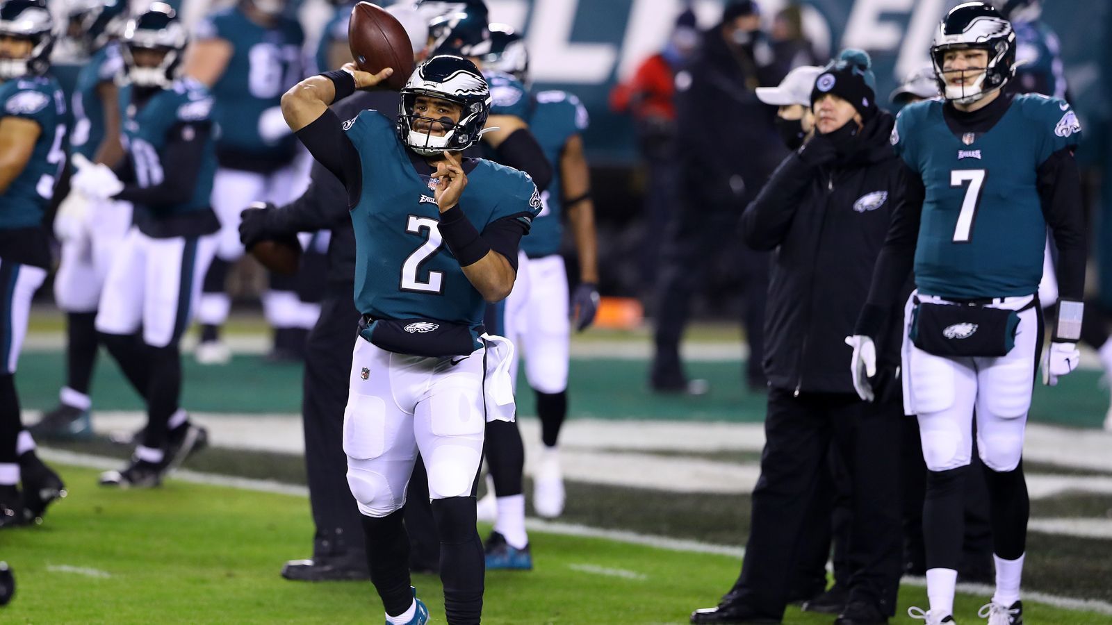 
                <strong>Philadelphia Eagles</strong><br>
                Die Eagles haben die letzte Saison mit einem Knall beendet. Das fragwürdige finale Saisonspiel gegen das Washington Football Team hinterließ Brüche zwischen Team und Head Coach Doug Pederson, der in der Offseason entlassen wurde. Außerdem wurde Quarterback Carson Wentz zu den Indianapolis Colts getradet. Derr neue Head Coach Nick Sirianni muss nun auf Jalen Hurts vertrauen und ihn im Training Camp intensiv auf die lange Saison vorbereiten. Den Kredit der Fans muss sich das Team erst wieder gründlich erspielen. Mit DeVonta Smith wurde immerhin ein vielversprechender Rookie gedraftet.
              