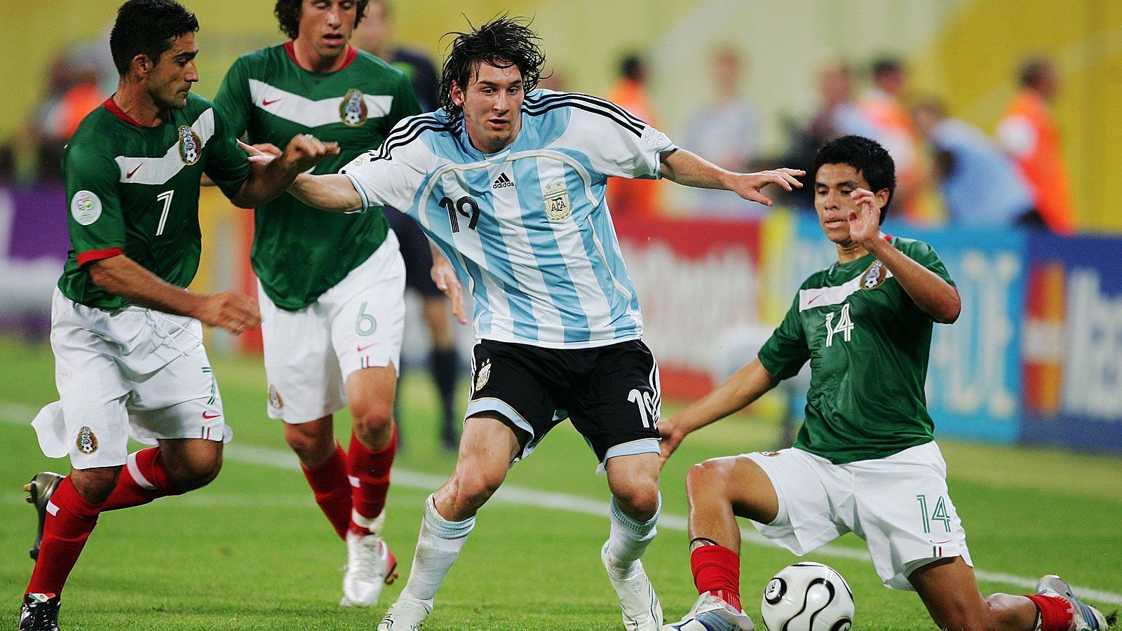 
                <strong>Messi bei der WM 2006</strong><br>
                Aus im Viertelfinale gegen Deutschland (3:5 n.E.)122 Einsatzminuten (drei Partien, nur im dritten Gruppenspiel in der Startelf, im ersten Gruppenspiel und im Viertelfinale nicht eingesetzt)ein Tor
              