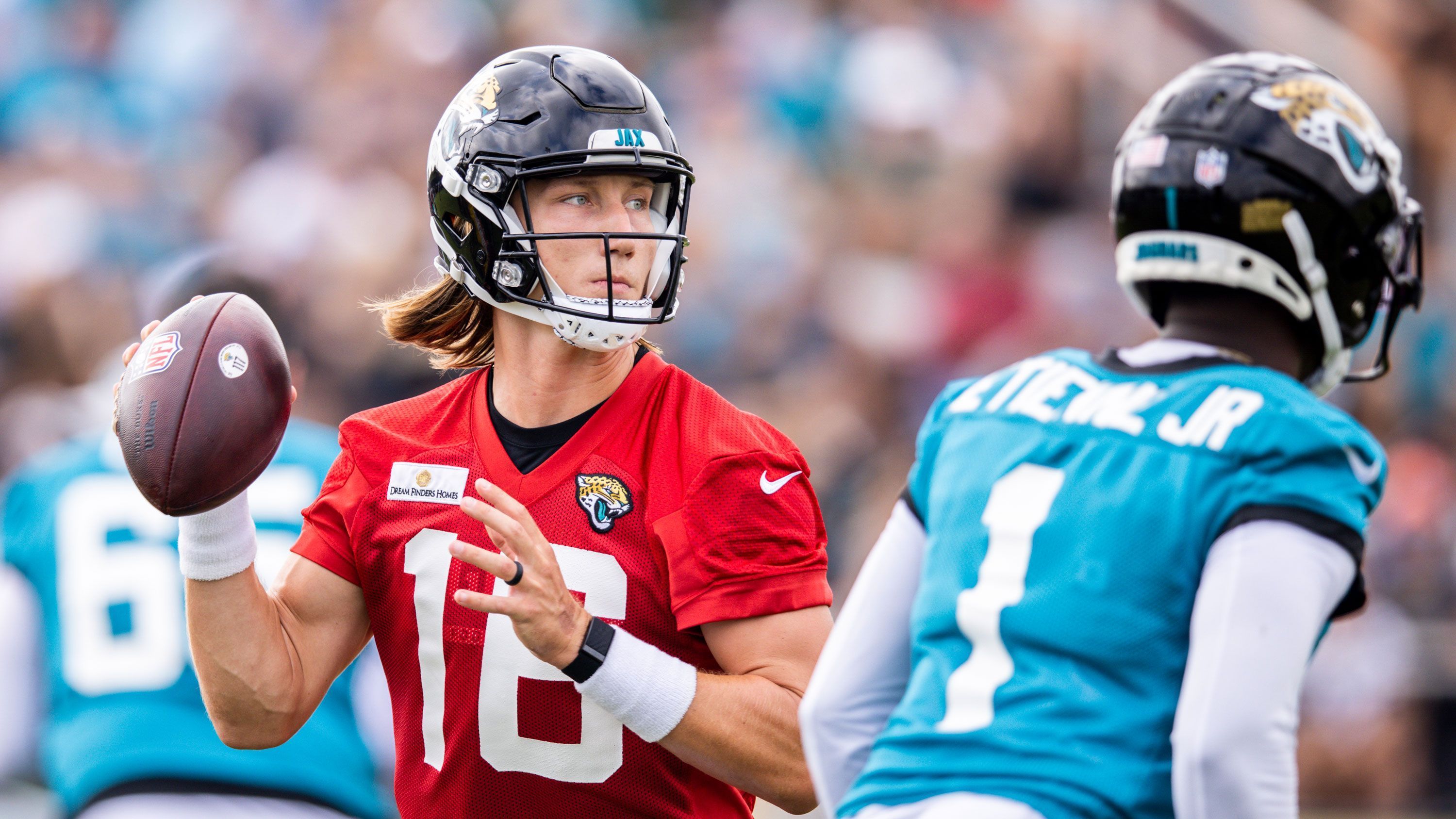 
                <strong>Trevor Lawrence (Jacksonville Jaguars)</strong><br>
                Als erster Spieler der diesjährigen Draft-Klasse wurde Top-Prospect Trevor Lawrence von den Jacksonville Jaguars ausgewählt. Der 21-Jährige gilt als eines der größten College-Talente der vergangenen Jahre und besticht vor allem durch seine Athletik und seine Wurfkraft. Nach einer Schulter-OP Anfang des Jahres und Anpassungsschwierigkeiten zu Beginn der Vorbereitung kommt der ehemalige Clemson-Spielmacher immer besser in Fahrt ...
              