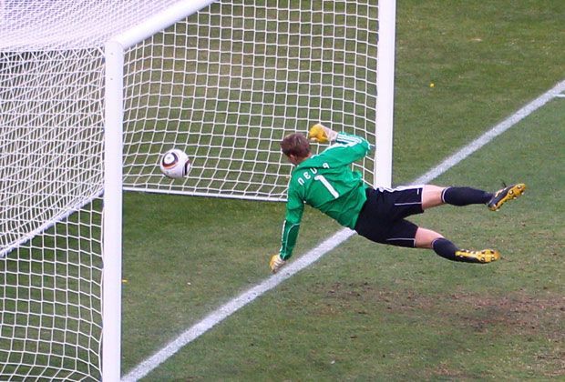 
                <strong>Die Wembley-Revanche</strong><br>
                Im Achtelfinale der WM 2010 schießt Englands Frank Lampard ein klares Tor gegen Deutschland. Schiedsrichter Jorge Larrionda sieht das anders - und verweigert den "Three Lions" den 2:2-Ausgleich. Am Ende gewinnt Deutschland 4:1 und zieht ins Viertelfinale ein. 
              