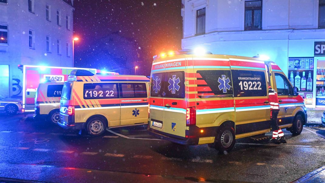 Großeinsatz von Feuerwehr, Rettungsdienst und Polizei auf der Georg-Schumann-Straße in Leipzig-Möckern, nachdem in einer Regionalbahn Reizgas versprüht wurde. 