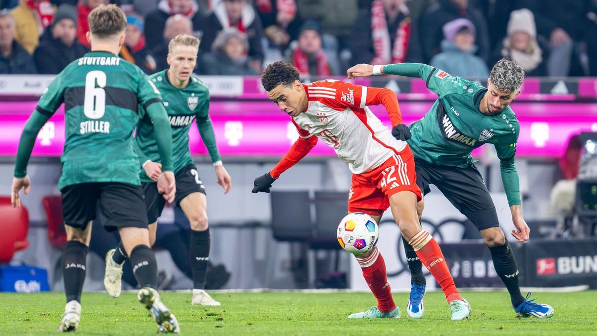 Fußball: 1. Bundesliga, 15. Spieltag: FC Bayern München - VfB Stuttgart am 17.12.2023 in der Allianz Arena in München. Münchens Jamal Musiala (l.) und Stuttgarts Atakan Karazor kämpfen um den Ball....