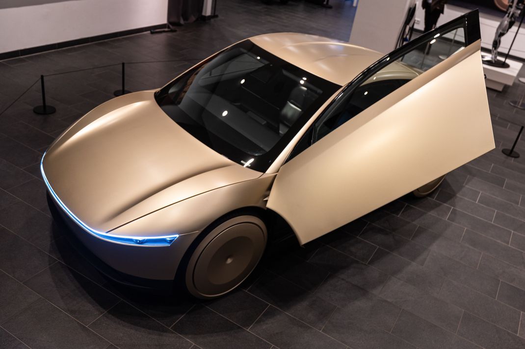 Ein Prototyp des Tesla Cybercab steht in einem Showroom in der Mall of Berlin.