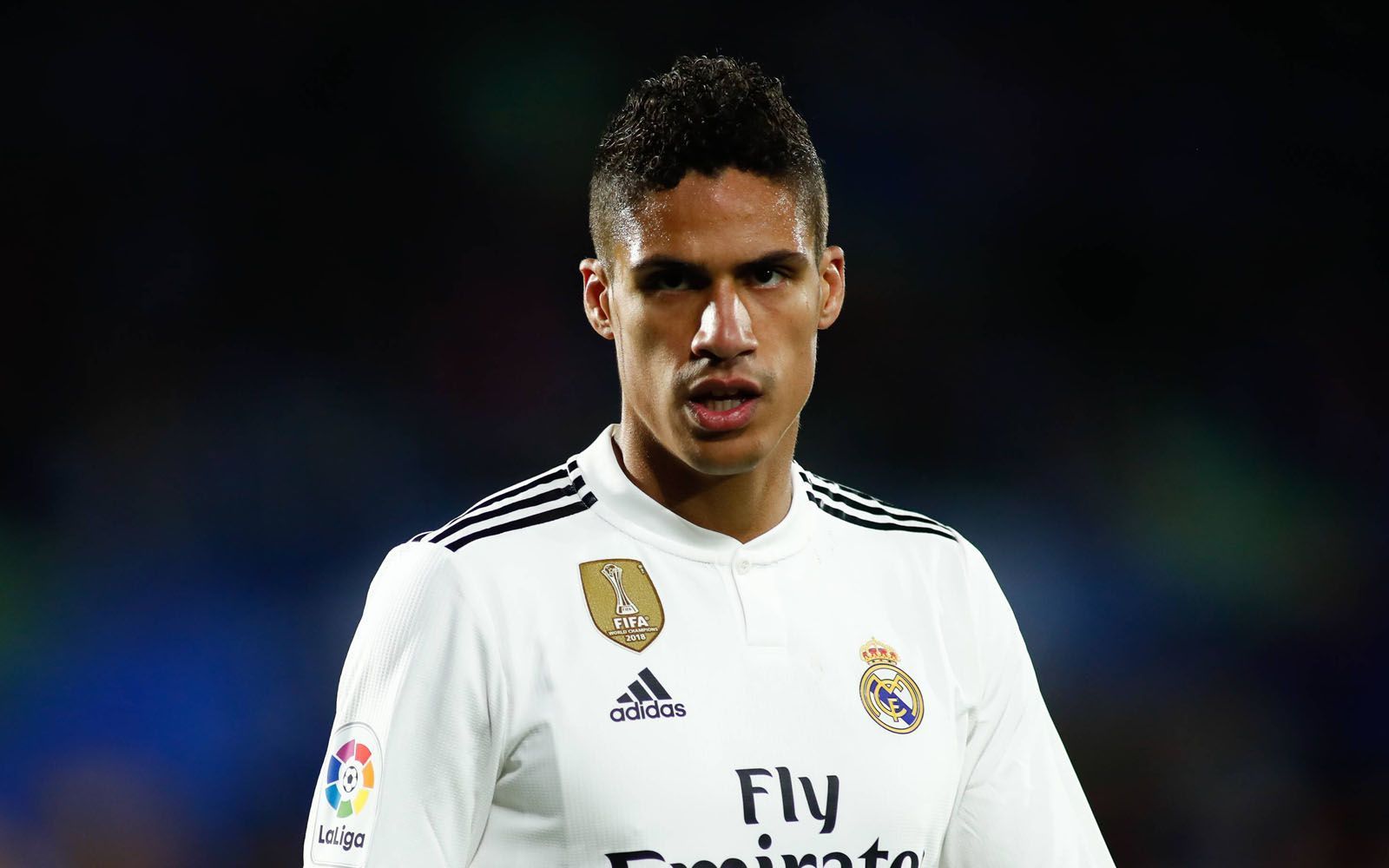 
                <strong>Raphaël Varane</strong><br>
                Der französische Weltmeister sah sich in der abgelaufenen Saison wie viele seiner Mitspieler viel Kritik ausgesetzt. Ein Wechsel im Sommer schien durchaus denkbar: PSG, Juventus Turin oder Manchester United wurden mit dem 26-Jährigen in Verbindung gebracht. "Ein Madrid ohne Varane möchte ich nicht haben. Das wollen wir nicht. Er ist noch ein junger Spieler und erledigt seinen Job gut", sagte Zidane über seinen Landsmann. Der Trainer plant demnach fest mit Varane, auch wenn mit Eder Militao bereits kostspielige Verstärkung auf der Innenverteidiger-Position verpflichtet wurde. Der Vertrag läuft noch langfristig bis 2022.
              