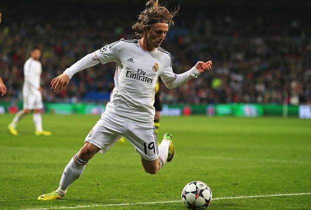 
                <strong>Real Madrid: Luka Modric</strong><br>
                Der flinke Spielmacher ist das Bindeglied zwischen Xabi Alonso und der Offensivreihe. Sein Trumpf ist die Beweglichkeit und die herausragende Technik. Tödliche Pässe werden beim Kroaten aber gänzlich vermisst. Daher geht der Punkt an die Bayern - Zwischenstand: 7:3.
              