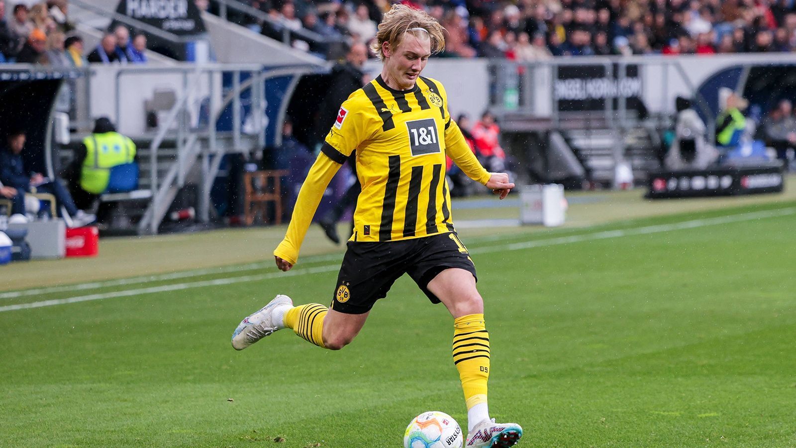 
                <strong>Julian Brandt (Borussia Dortmund)</strong><br>
                Nationalspieler Julian Brandt glänzt schon in der ersten Halbzeit durch eine hohe Passsicherheit, wird dann kurz vor der Pause in Strafraumnähe von Baumgartner gefoult. Direkt im Anschluss verwandelt Brandt den Freistoß von Reus kurios mit dem Rücken zum 1:0 und hätte später auch noch das vermeintliche 2:0 durch Wolf vorbereitet, welches aber wegen eines VAR-Checks aberkannt wird. ran-Note: 2
              